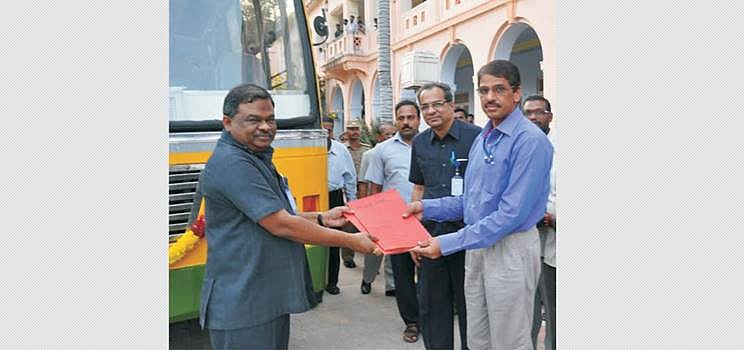 அண்ணாமலைப் பல்கலையில் ரூ.14 லட்சம் செலவில் இரு புதிய பேருந்துகள்